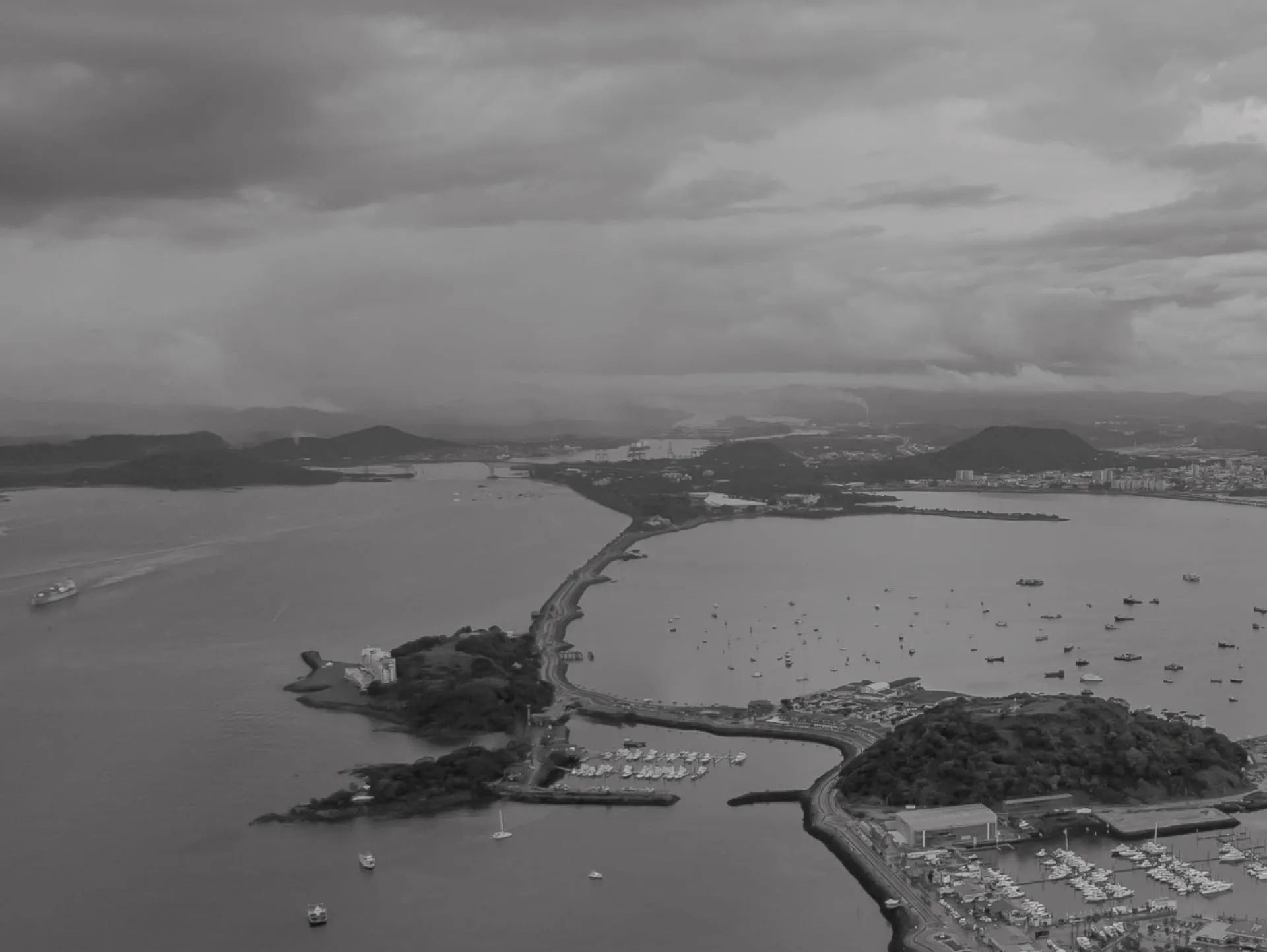 Vista aerea de la ubicación de NAUTILUS con las áreas importantes marcadas, como el Canal de Panamá y Cuaseway de Amador